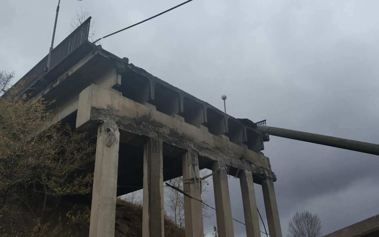 В Приамурье под тяжестью самосвала мост рухнул на железную дорогу — фото 912586