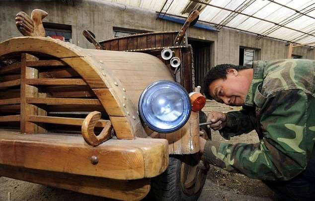 Китайский плотник смастерил автомобиль из дерева
