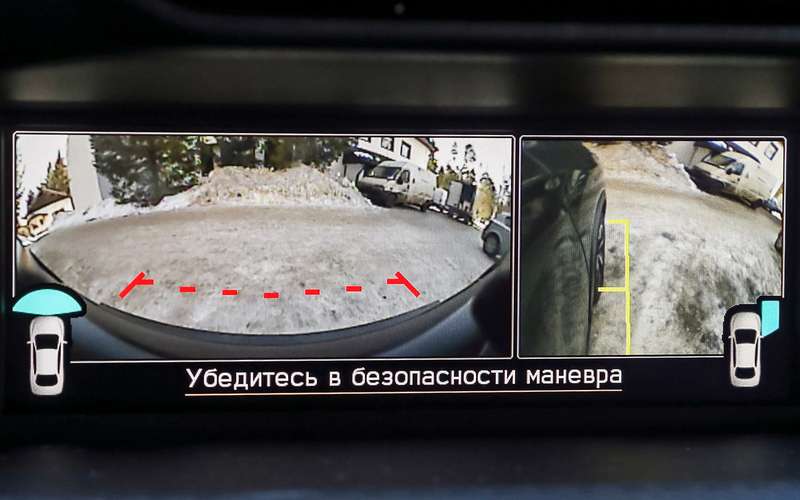 Верхний дисплей показывает также изображение с передней и правой боковой камер.