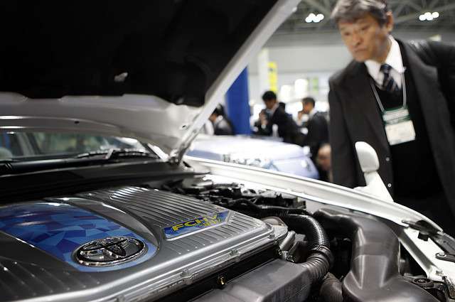 Японский производитель показал в Токио прототип водородного седана, который поступит в серийное производство через два года