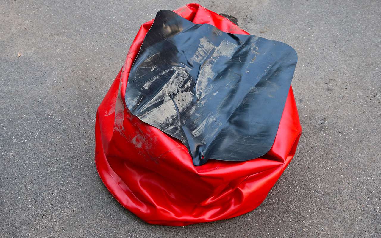 Домкрат-подушка – порядочный грязнуля. Как укладывать вот такое в чистый багажник?