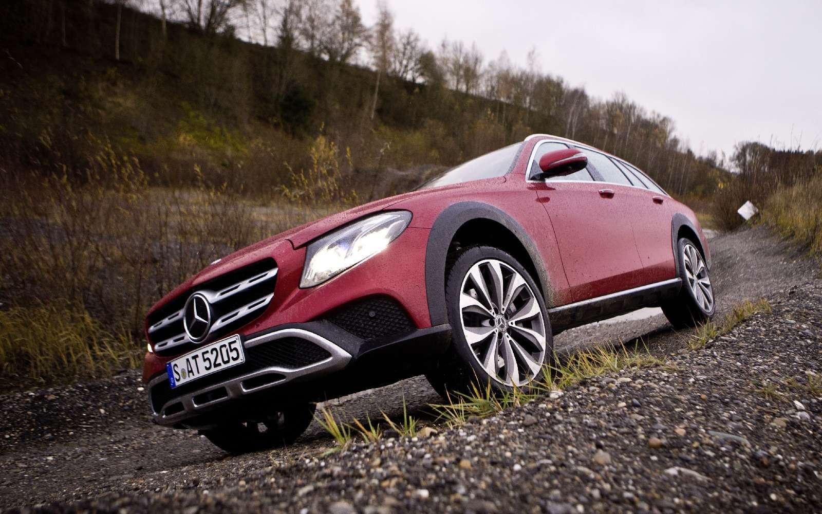 Mercedes-Benz E-класса All-Terrain окунулся в грязь — фото 674995