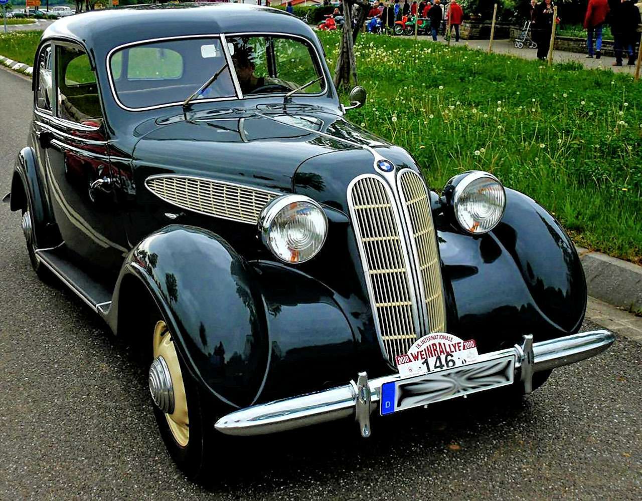 Уже в 1945-м советско-немецкий завод, как было написано в постановлении СВАГ - «во имя народа Тюрингии» - возродил производство автомобилей BMW 321 конструкции 1939 г. с 6-цилиндровым рядным 2,0-литровым двигателем мощностью 45 л.с. Для производства кузовов в Тюрингию из Берлина вывезли оборудование фирмы Ambi-Budd, которая до войны сотрудничала с BMW. До 1950-го сделали около 9 тысяч 321-х BMW и всего 16 четырехдверных седанов BMW 326 с двигателем в 50 л.с. с двумя карбюраторами. Послевоенные BMW, которые вполне можно числить советскими, были хорошо известны в СССР, куда их поставляли по репарациям.