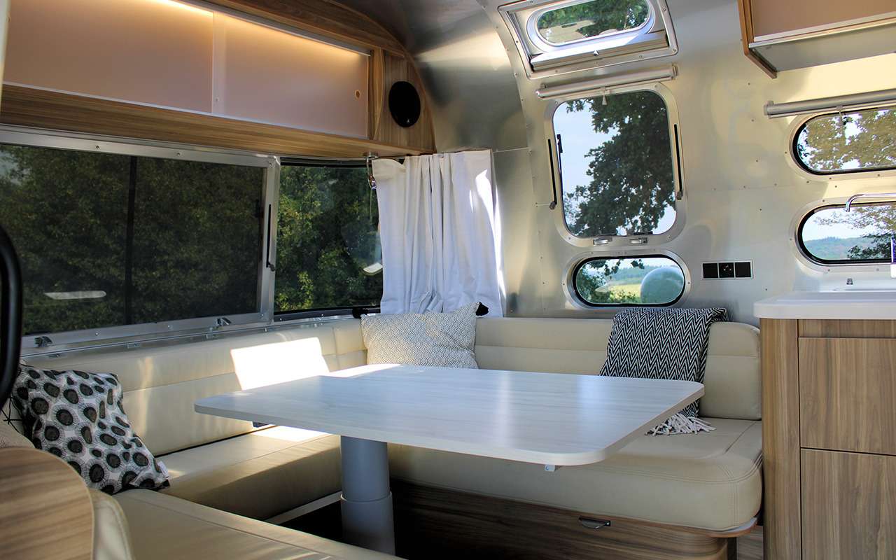 Роскошный кемпер Airstream — с кроватью поперек — фото 1161648