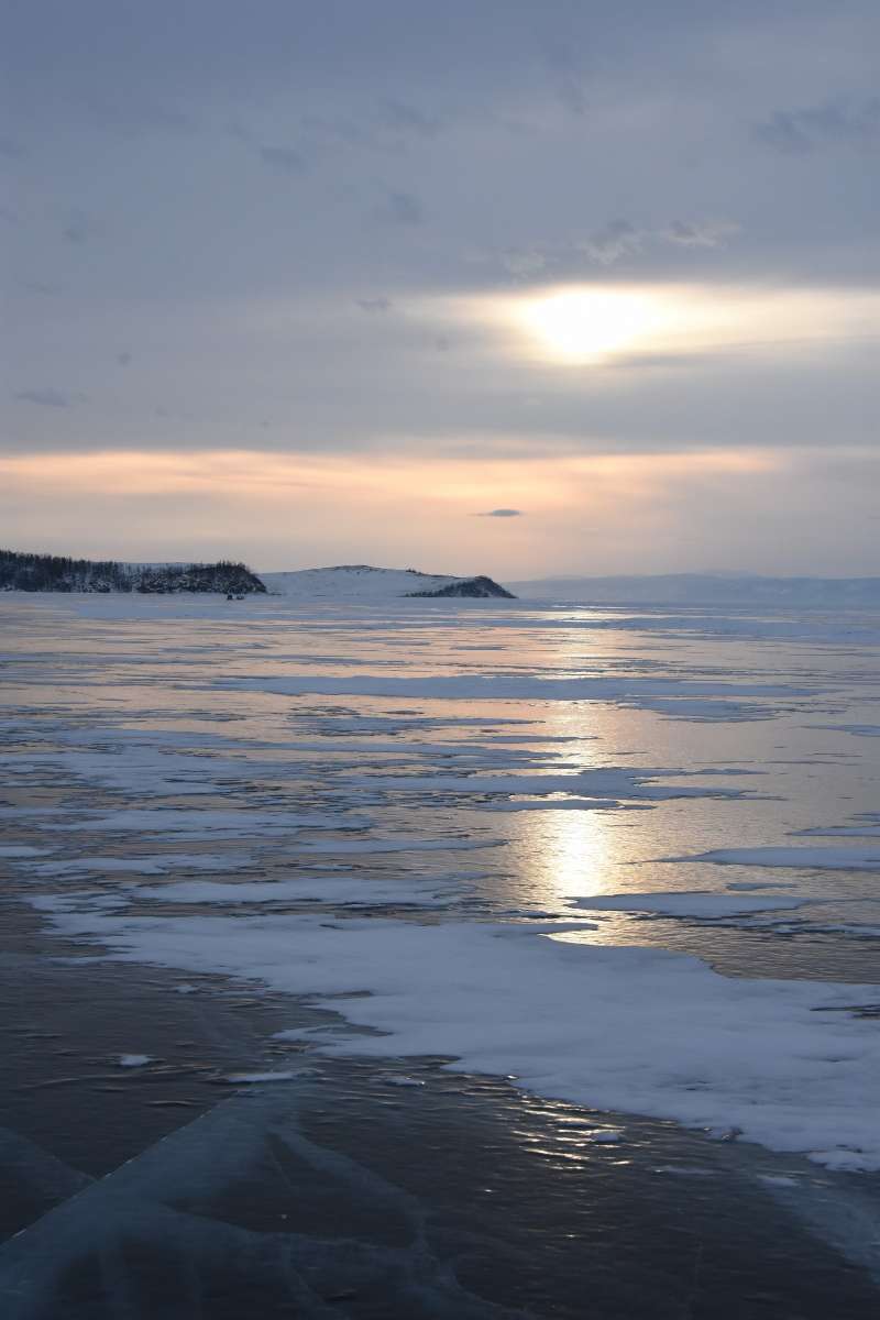 Найти место для длинной рекордной прямой на Байкале непросто. Лед только на первый взгляд кажется гладким и ровным. Торосы и трещины здесь – обычное явление