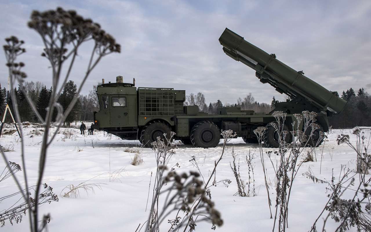 Бикалиберная система для реактивных снарядов 200 и 300 мм. Шасси МЗКТ-7930 белорусского производства такое же, как у ракетного комплекса Искандер.