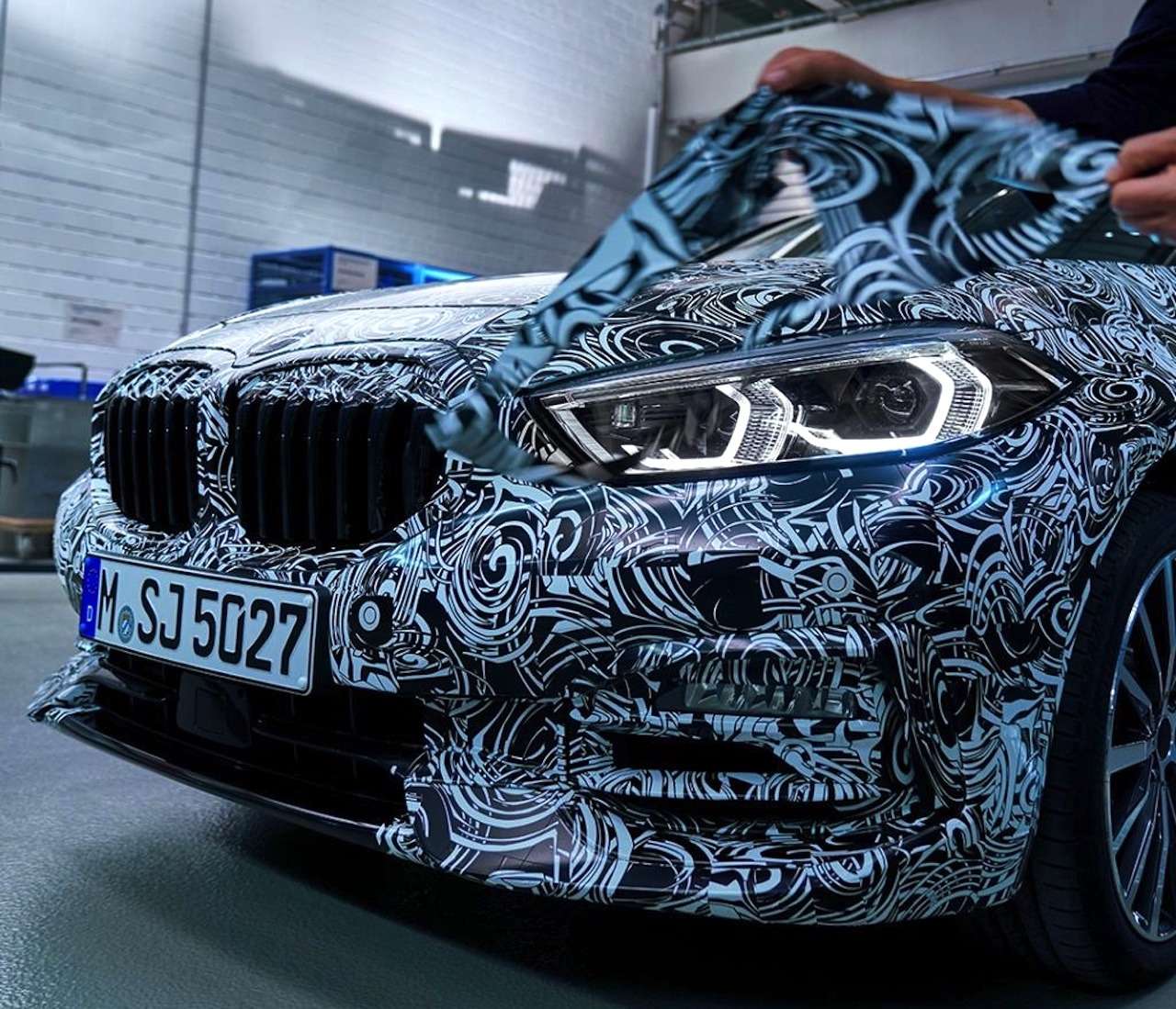 Диоды по кругу и цифровые приборы: новые детали о самом доступном BMW — фото 974768