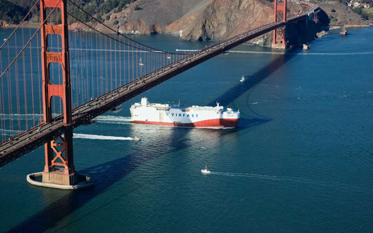 Корабль с кроссоверами VinFast VF 8 заходит в залив Сан-Франциско