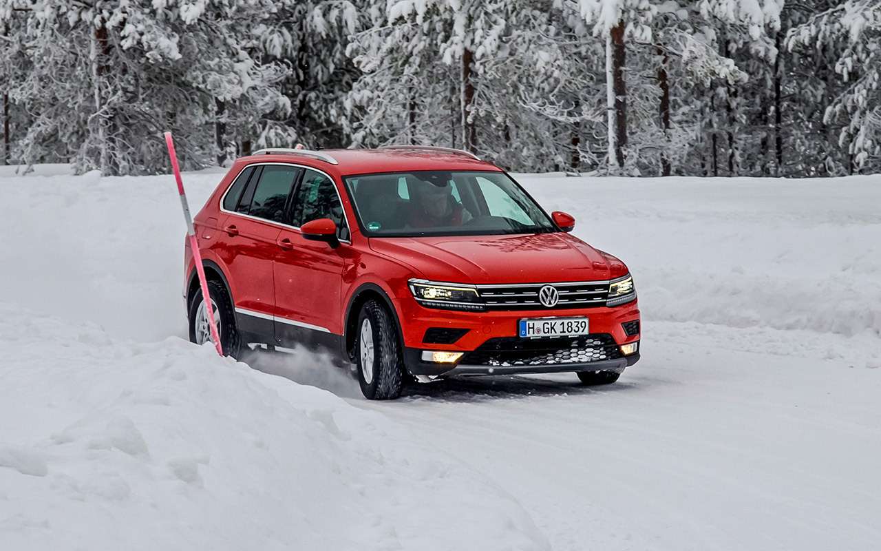 Это вход в самый скоростной поворот на трассе снежной управляемости. Сейчас Volkswagen Tiguan проходит его на скорости за 80 км/ч.