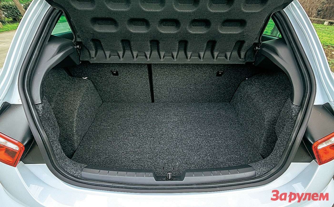 Багажник запросто вместит несколько спортивных сумок, при этом двум пассажирам среднего роста не тесно в заднем ряду. 