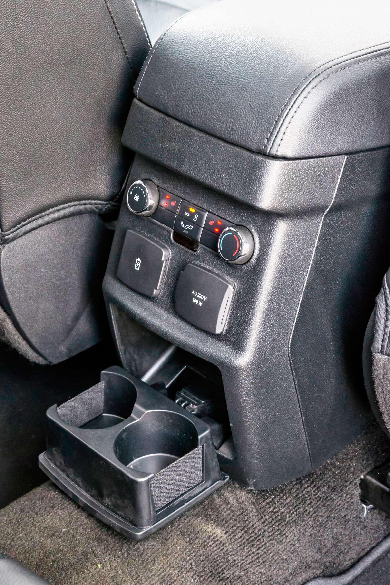 Ford Explorer. К услугам пассажиров – блок управления «погодой», два USB-порта и розетка на 220 В. Но она американского образца – потребуется адаптер.