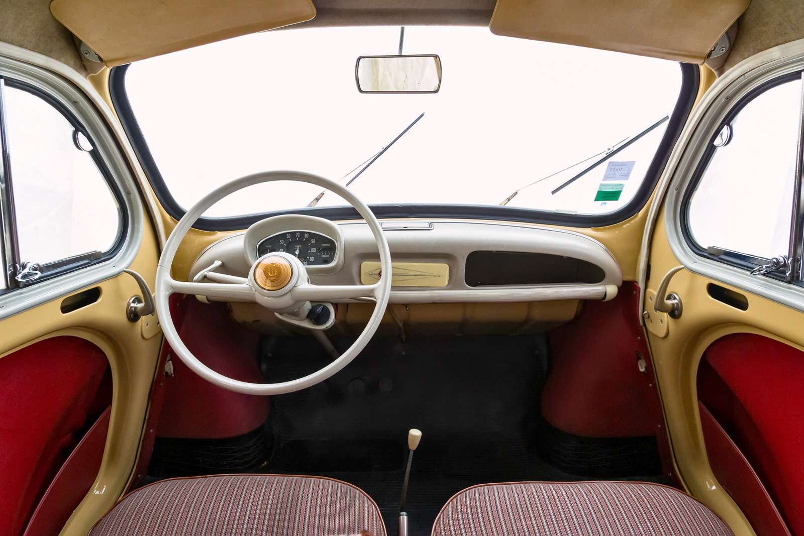 Renault 4CV. Прорези в дверях заменяют внутренние ручки – так дешевле и остается больше места в узеньком салоне. Слева – управление светом и звуковым сигналом. На «бибикалке» – имя фирмы- производителя.