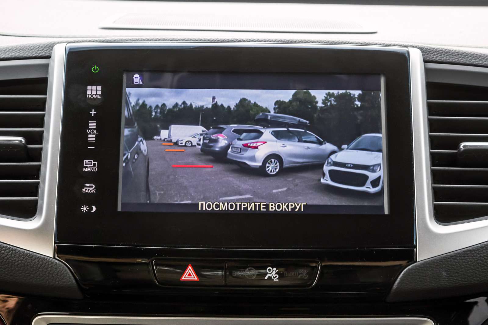 Honda Pilot. В правое зеркало встроена видеокамера – полезная штука. Она включается как принудительно, так и автоматически – при касании поворотника