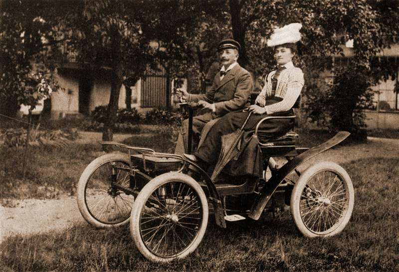 Еще одна старая фотография: за рулем, возможно, самого первого Wartburg управляющий замка Штейнбек с супругой