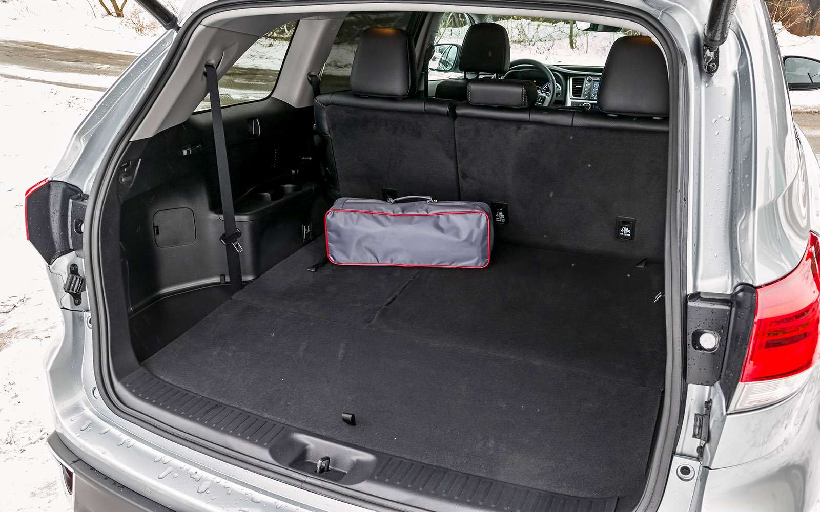 В пятиместной конфигурации багажник огромен. Но разложишь третий ряд – и места для груза останется совсем мало.