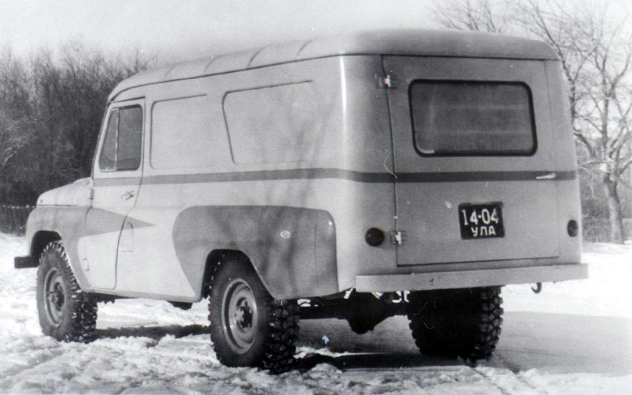 Среди прототипов внедорожника были и два почтовых фургона УАЗ-469П с базой 2580 мм и удлиненным задним свесом. Причем один автомобиль сделали с правым рулем для удобства походов водителя-почтальона от автомобиля к почтовым ящикам.
