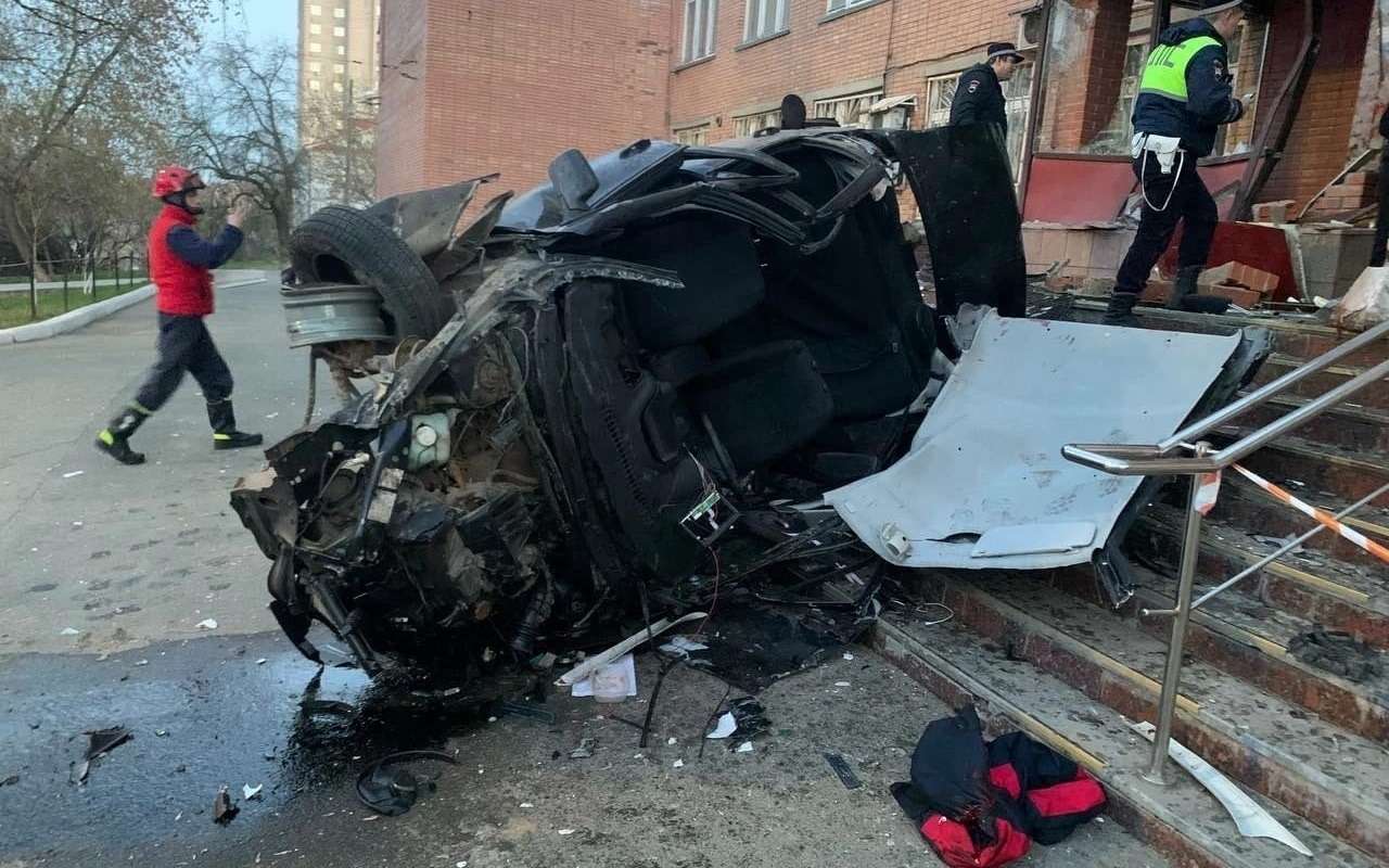Granta crashed into a building and turned into garbage (but everyone is alive) — photo 1332482