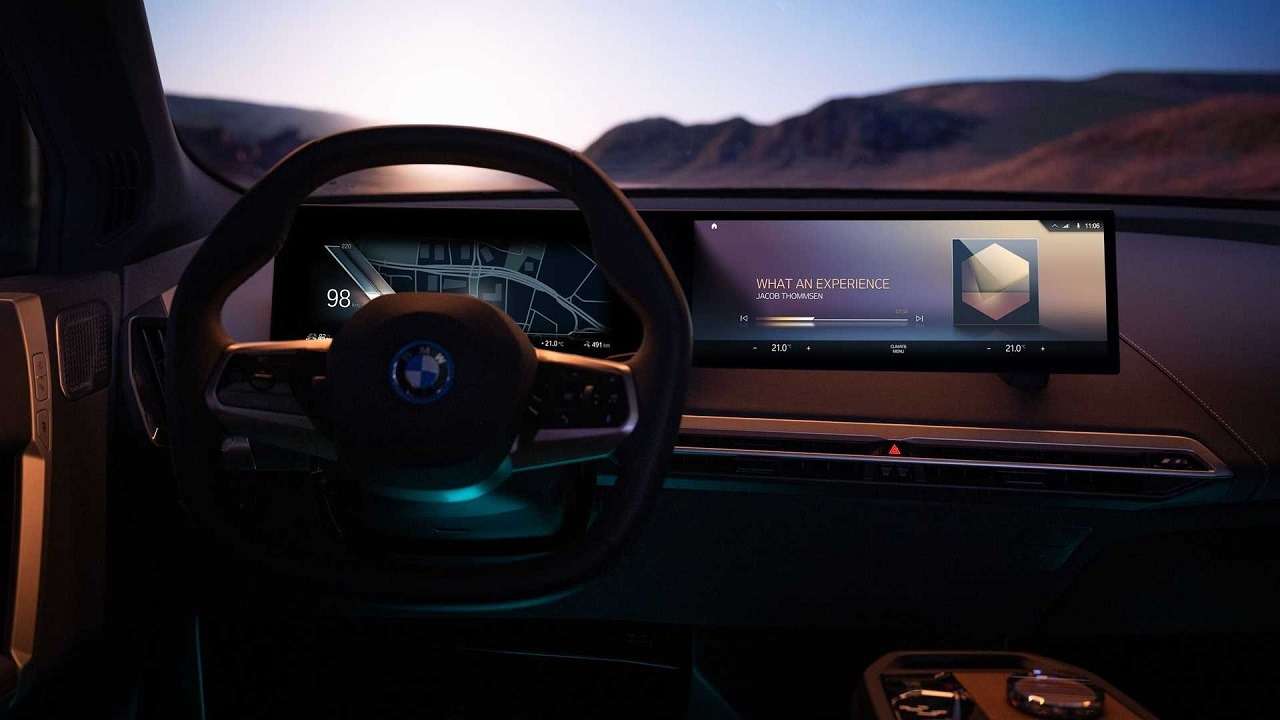 Сплошной огромный экран: BMW показала новую приборную панель — фото 1231356