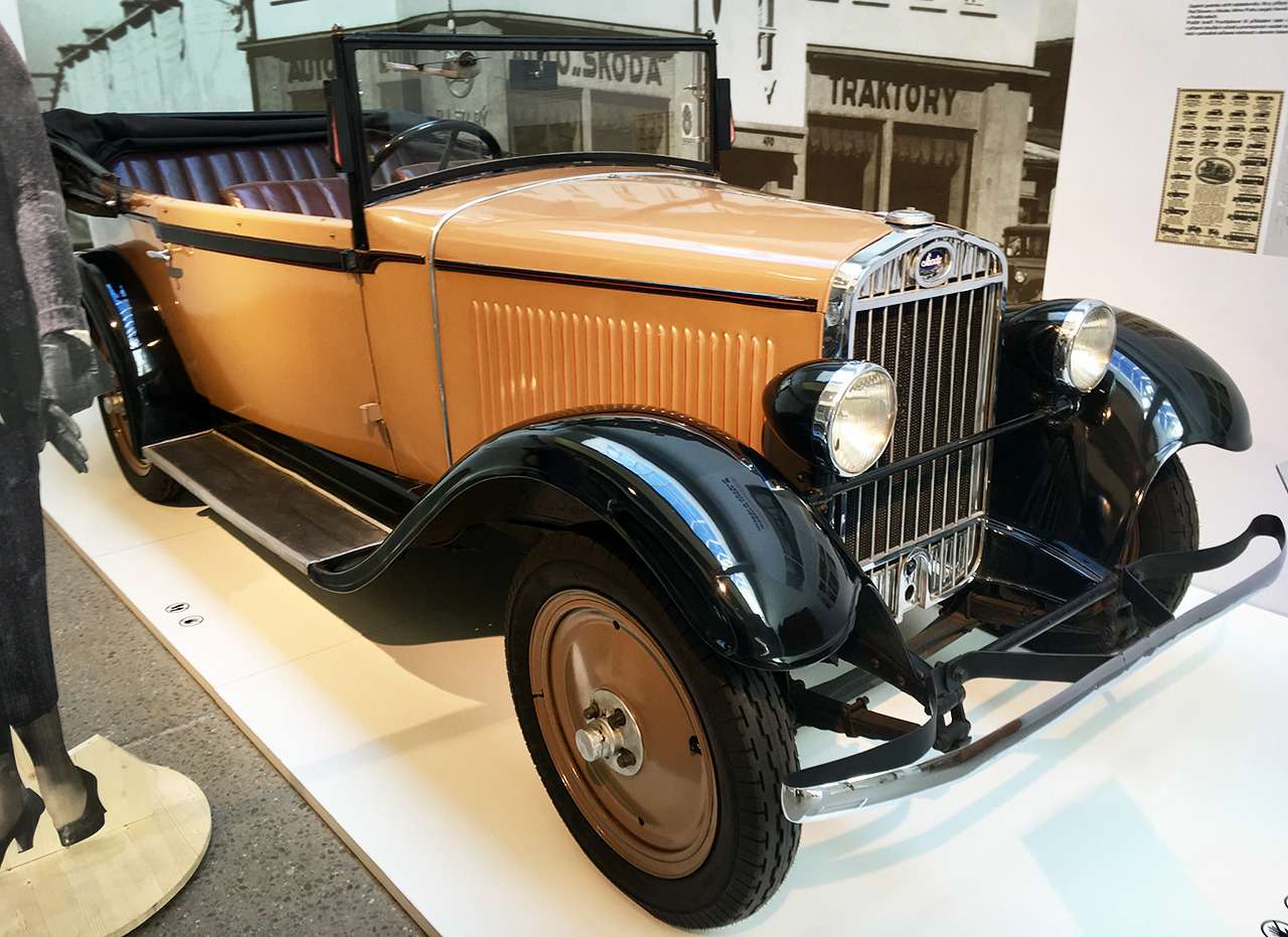 Skoda 422. Выпускался практически параллельно с 645-й моделью в многочисленных версиях кузовов – от ландоле до седана и кабриолета. Пользовался спросом у таксистов – 422-х за короткую историю (с 1930 по 1932 годы) было выпущено около 3435 экземпляров. Заднеприводный автомобиль приводился в движение рядной «четверкой» объемом 1,2 л (22 л.с.) через ту же 3-ступенчатую механику, что и у Skoda 645.