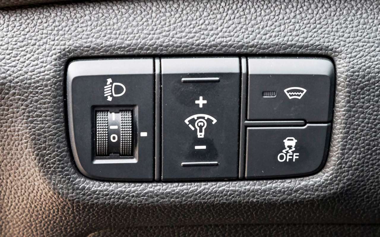 Слева от водителя — кнопка отключения противобуксовочной системы.