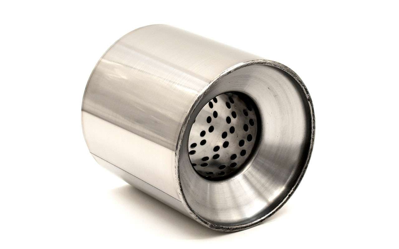 Пламегаситель – цилиндрическая труба с шумовиброгасящим наполнителем, сквозь который проходит труба примерно того диаметра, что и идущая дальше выхлопная система автомобиля.