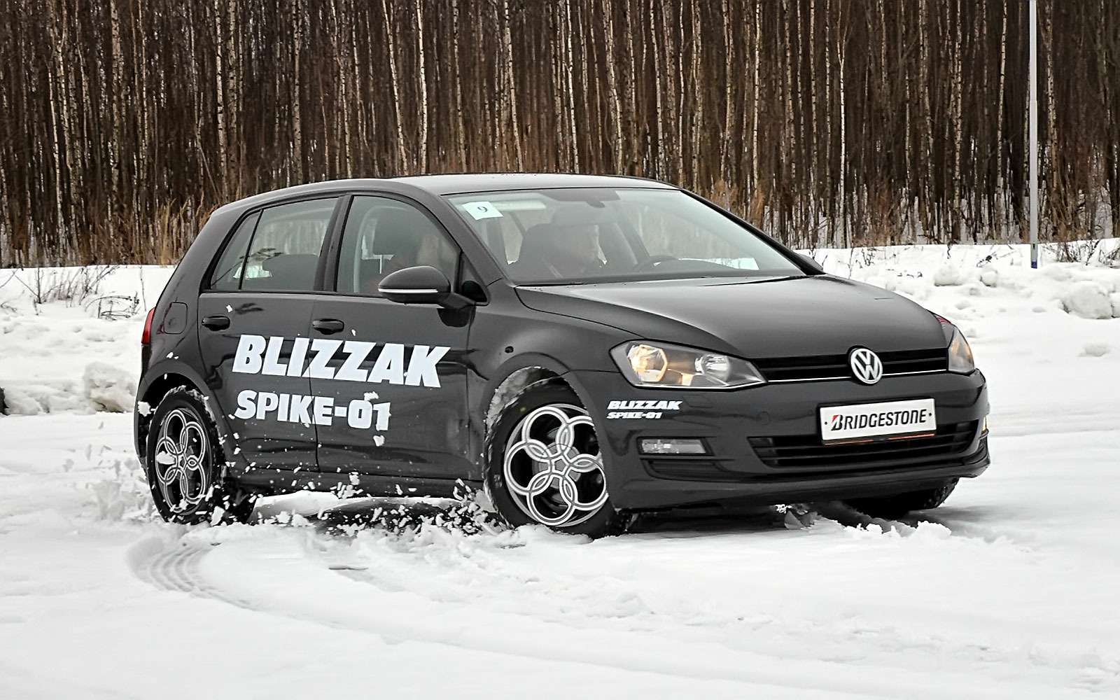 Volkswagen Golf на шинах Bridgestone проходит снежную трассу.