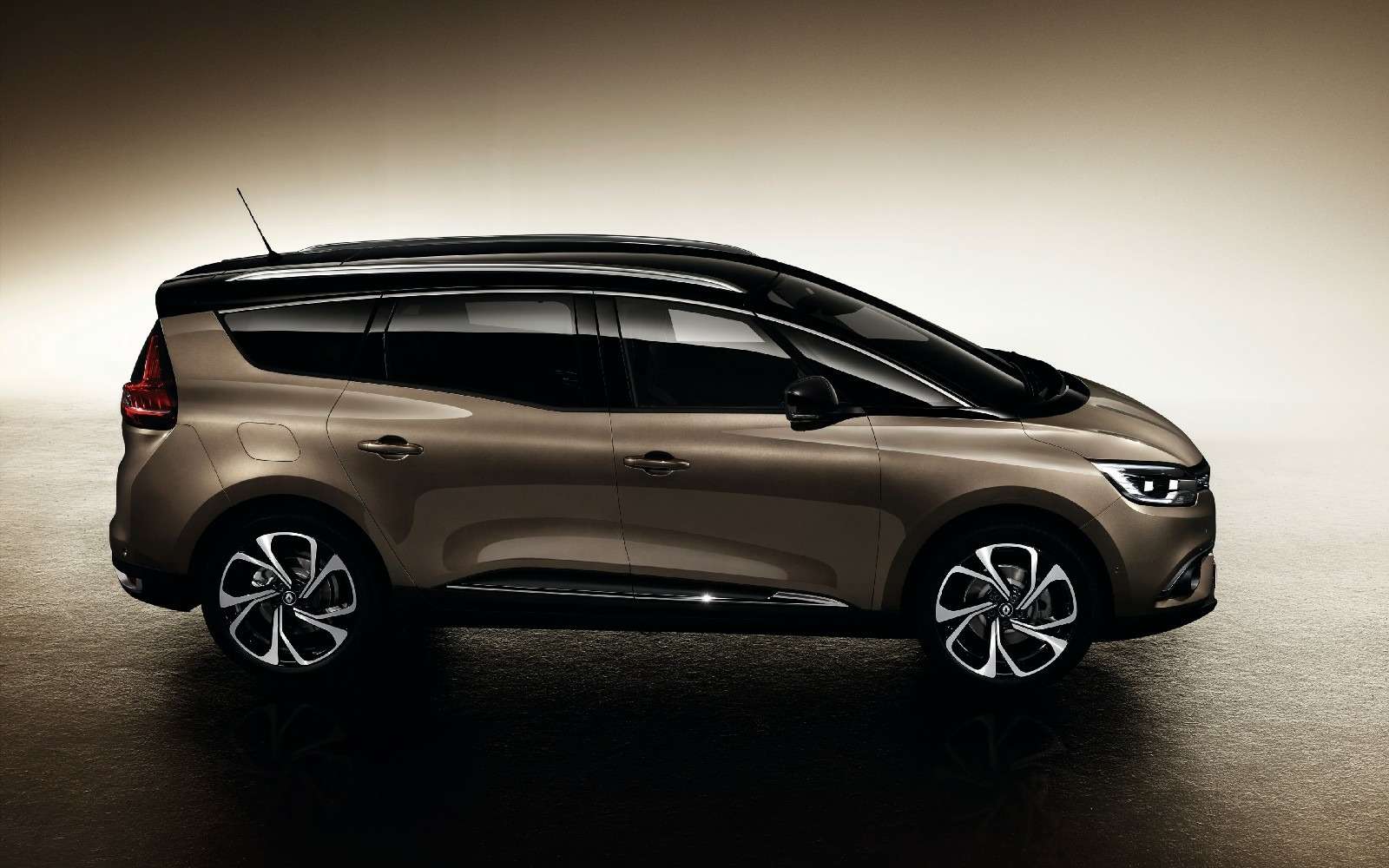 Renault Grand Scenic соблазняет сантиметрами, дюймами и литрами — фото 590954