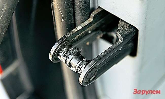 Следы изоленты свидетельствуют — использован самый простой способ заставить «поющую» дверь багажника замолчать. В рестайлинговых версиях ставили доводчик.
