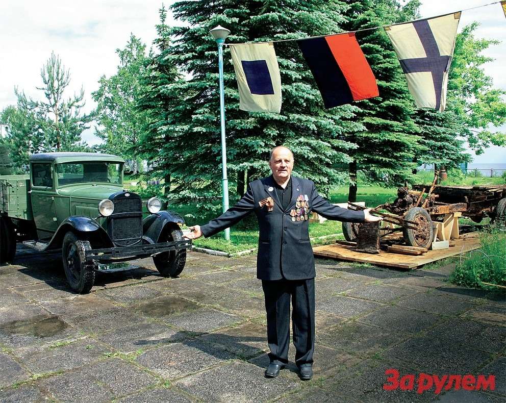 Директор музея «Дорога жизни» А. Войцеховский демонстрирует только что поднятую полуторку и восстановленную несколько лет назад машину.