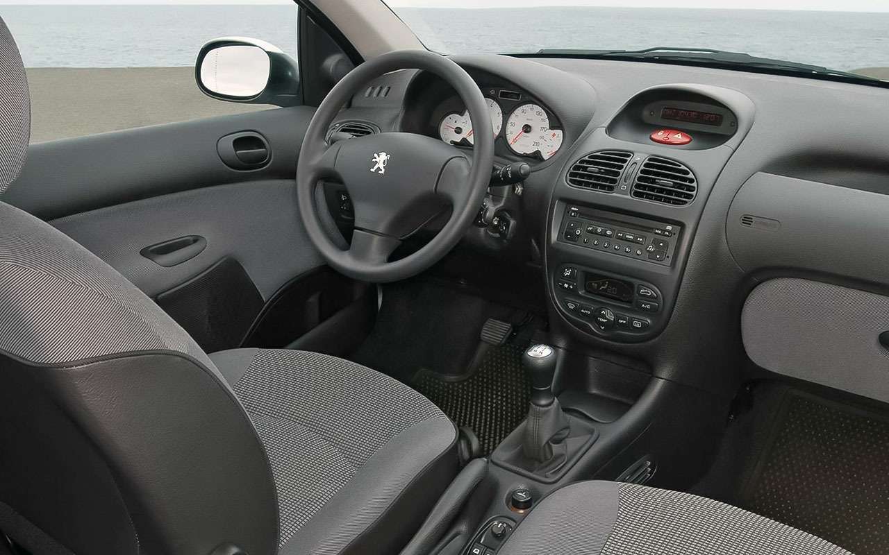 На мой взгляд, интерьер Peugeot 206 – самый стильный и качественный в нашей подборке.
