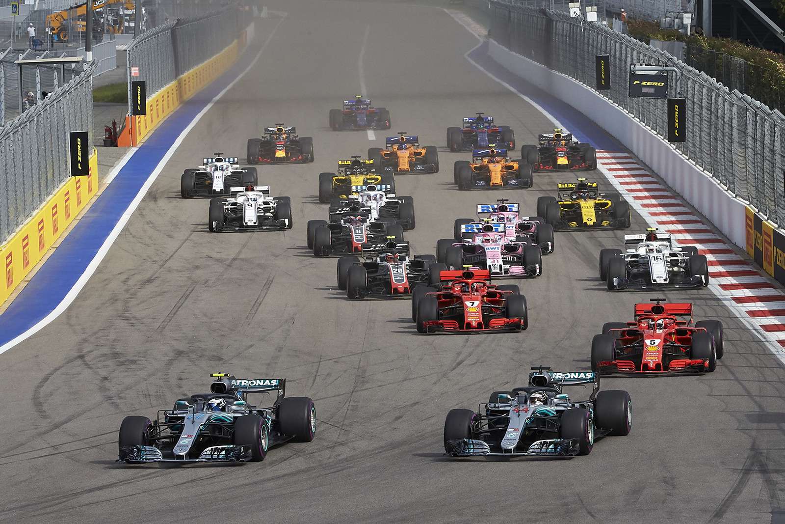 Формула 1: Mercedes освистали на Гран-При России — фото 909878