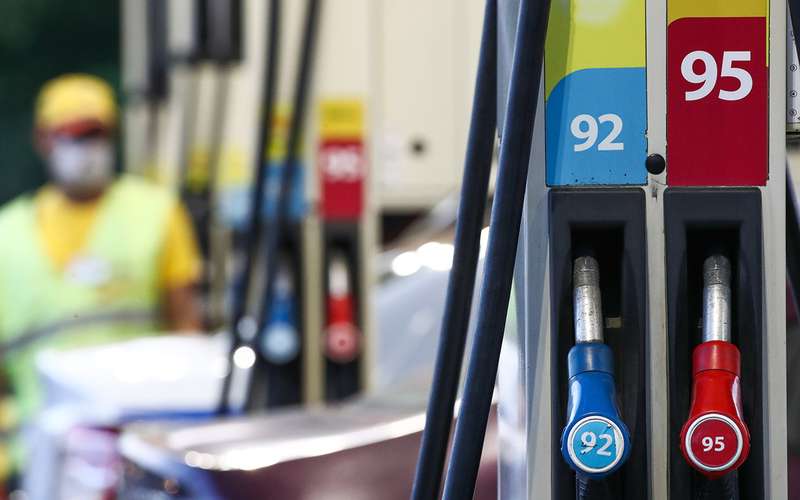 Сколько литров бензина мы можем купить на зарплату — исследование