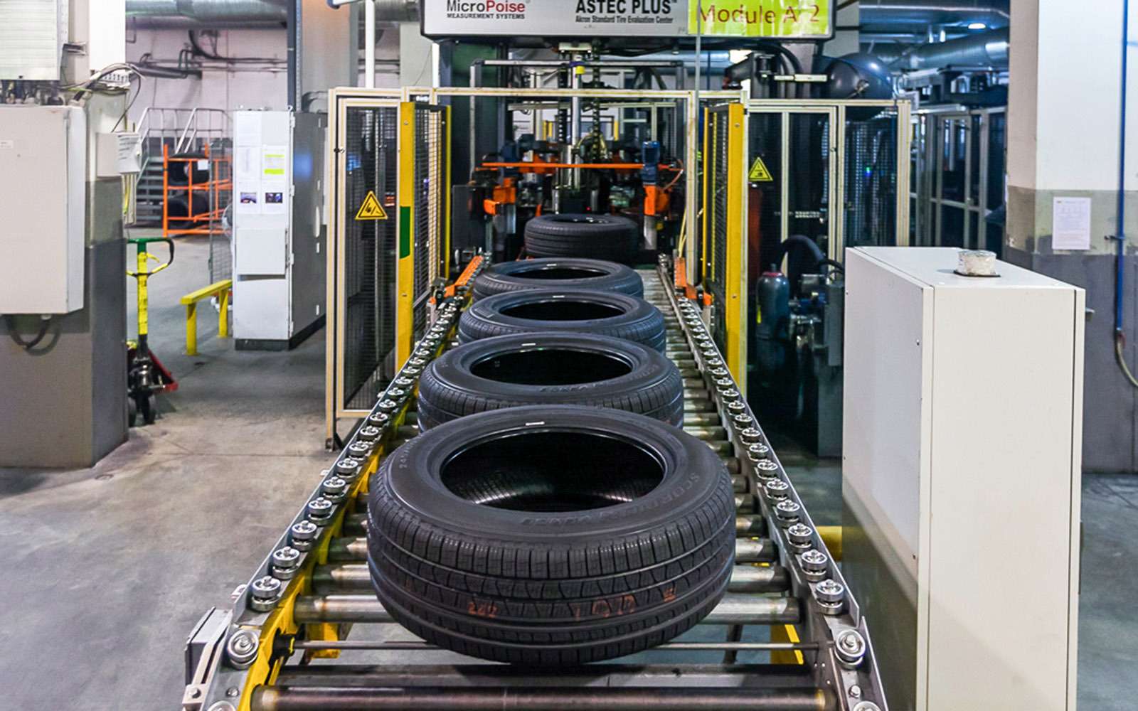 Готовые шины проходят контроль качества и, в зависимости от результатов, отправляются на склад готовой продукции либо прямиком на утилизацию. Некоторые экземпляры отбирают для продолжительных ресурсных тестов.