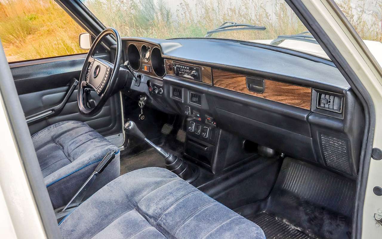 Часть машин комплектовали рулем от Чайки ГАЗ‑14. При его создании явно вдохновлялись Мерседесом W116. Одно из отличий версии 051 – 
высокая передняя панель 3102 из мягкого ­пластика.