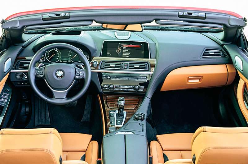 BMW 6-й серии.. Интерьер у «шестерки» прежний. Из новшеств – лишь два стайлинг-пакета, включающих отделку сидений наппой.