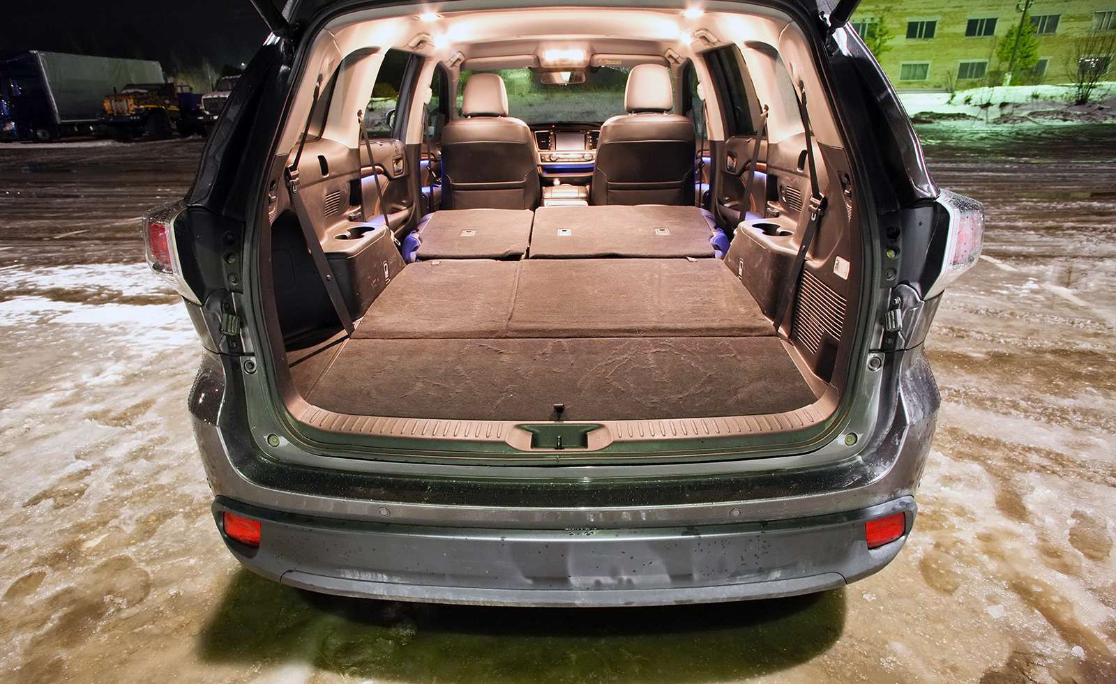 Багажник Хайлендера хорошо скомпонован, а погрузочная высота на 35 мм меньше, чем у Пасфайндера.