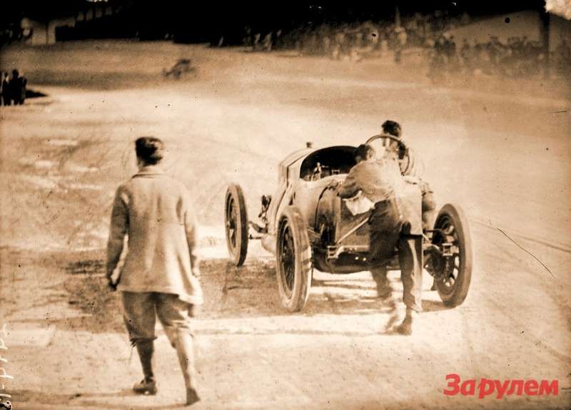 Индианаполис-1912: Ральф де Пальма с механиком Рупертом Дженкинзом толкают свой Mercedes к финишу. Фото: Library of Congress