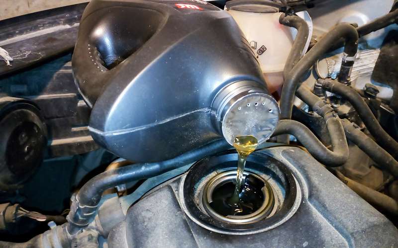 Как не пролить масло на двигатель (простой способ)