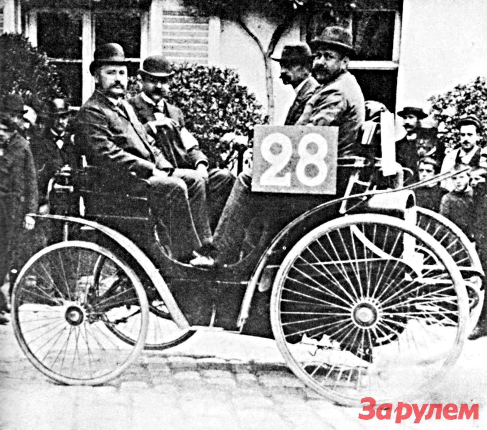 Участвовавший в пробеге Париж – Руан 1894 года 3-сильный Peugeot. Пьер Жиффар, организатор гонки, сидит рядом с Огюстом Дюро, управлявшим экипажем