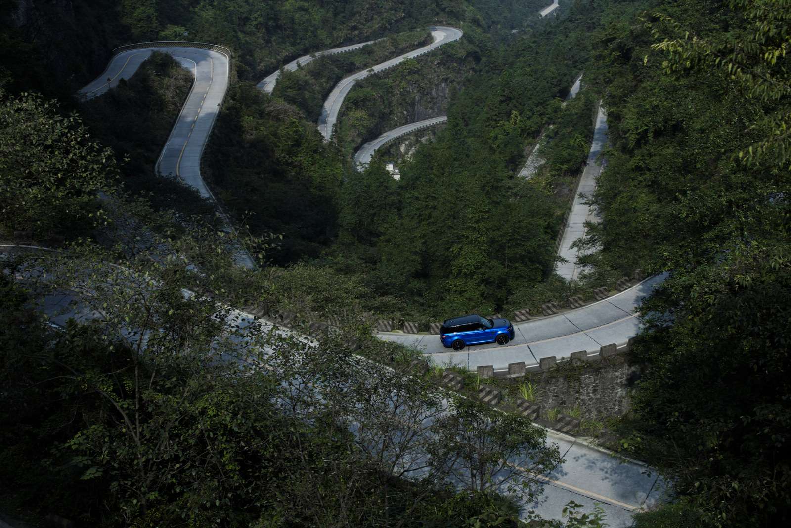 Range Rover Sport SVR оказался быстрее Ferrari на горной дороге — фото 853299