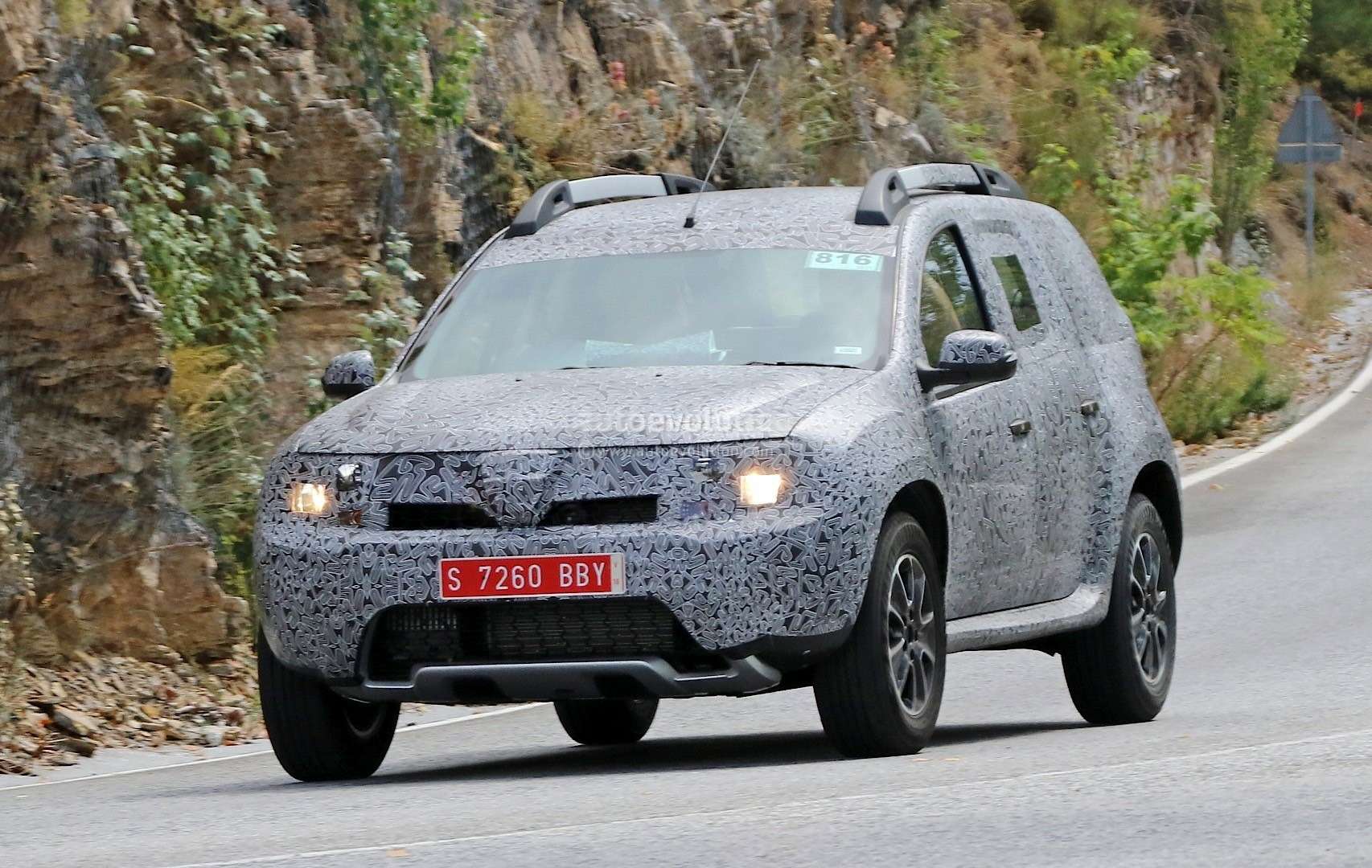all-new-dacia-duster-caught-in-first-spyshots-plus-dacia-novelties-for-frankfurt-photo-gallery_2
