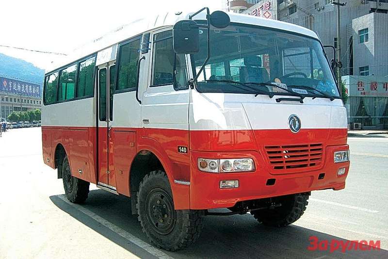 Пионером в серийном производстве гражданских полноприводных автобусов стал СССР, когда на конвейер встал ПАЗ-3201. Сегодня подобные машины делает и китайская фирма «Донгфенг».