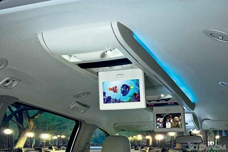 В машине редко поднимаешь глаза на потолок. «Вояджер» - исключение. Тут и два монитора (на каждый можно вывести отдельное изображение), и пара «бардачков», лампы для чтения, мягкая неоновая подсветка.