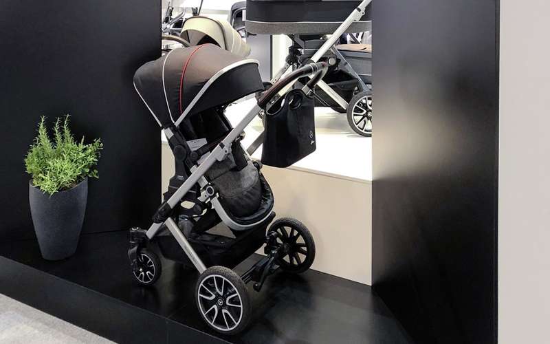 В Mercedes-Benz сделали коляску для младенцев