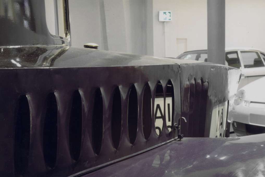 Охлаждение двигателя Tropfenwagen осложнялось его обтекаемой формой — воздухозаборники находились в зоне разрежения. Задние номерные знаки — плексигласовые, подсвечиваются изнутри. Фото публикуется с разрешения Deutsches Museum Verkehrszentrum