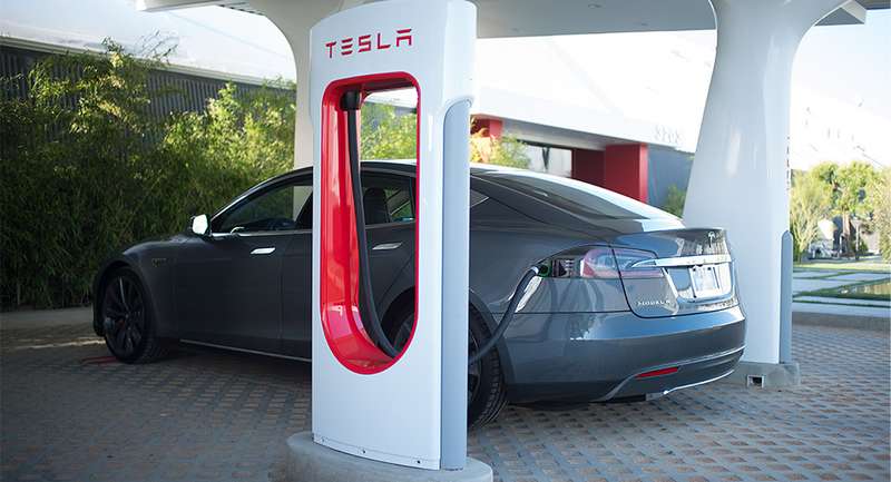 Tesla Model S на зарядной станции