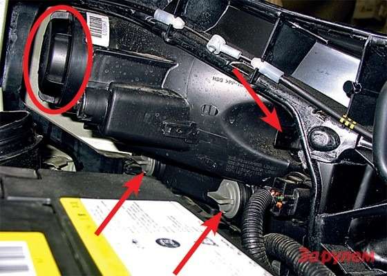 Hyundai Tucson: Патроны ламп поворотников в светло-сером окрасе, а габариток в черном (показаны стрелками). Лампа Н4 находится под колпаком (отмечена овалом). Доступ приемлемый.