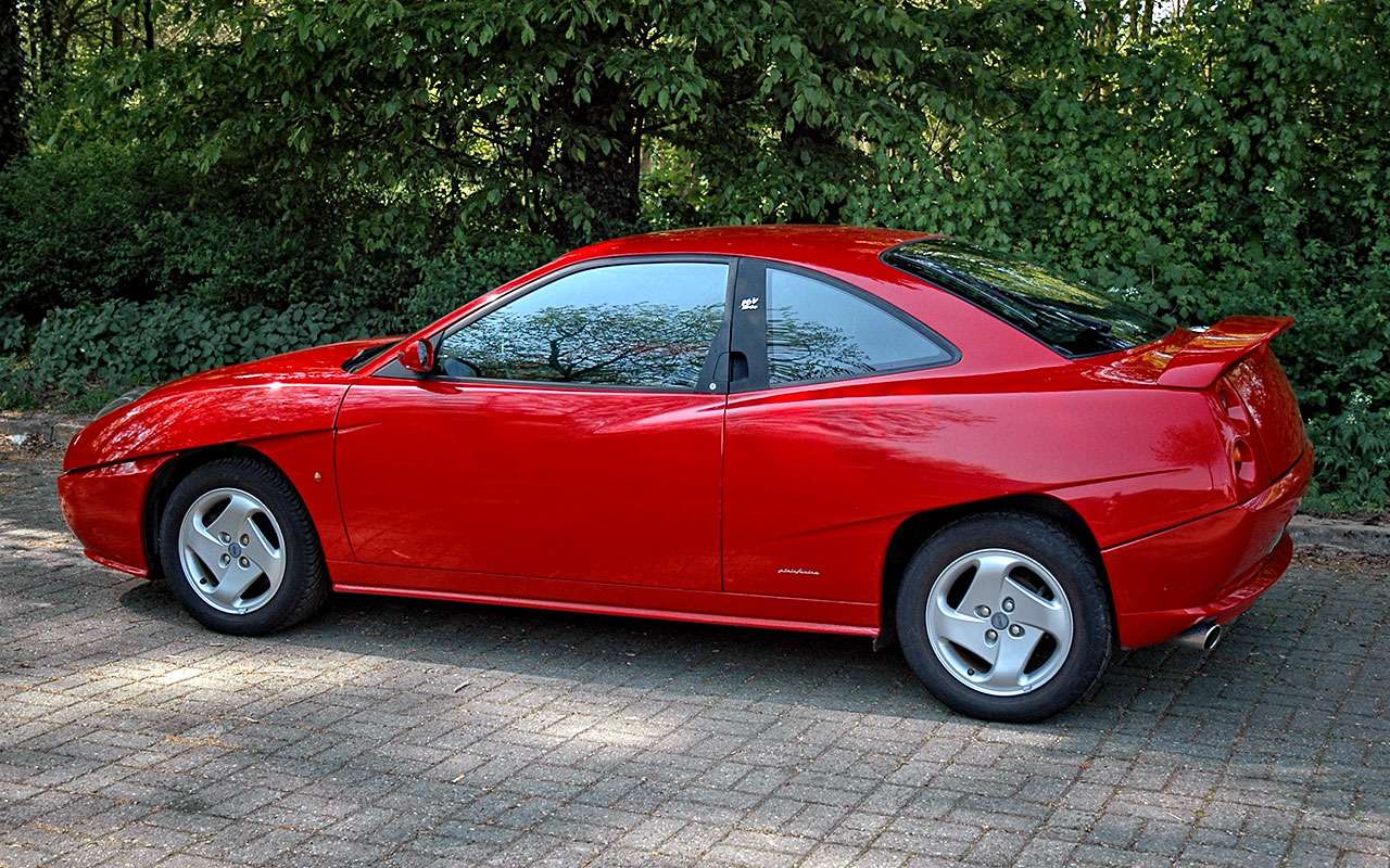 Очень немногие знают, что Fiat Coupe, вставший на конвейер в 1993-м, стал первым автомобилем, над экстерьером которого работал легендарный ныне Крис Бэнгл. А вот интерьер рисовали в ателье Pininfarina, что удивительно вдвойне, ведь до начала деятельности в Fiat Кристофер занимался именно дизайном интерьеров, работая на компанию Opel. Так или иначе, Fiat Coupe получился стильным и узнаваемым. Однако обещал больше, чем мог дать: базовая версия с 1,8-литровым 130-сильным мотором разгоняла купе до сотни за 9,2 секунды.