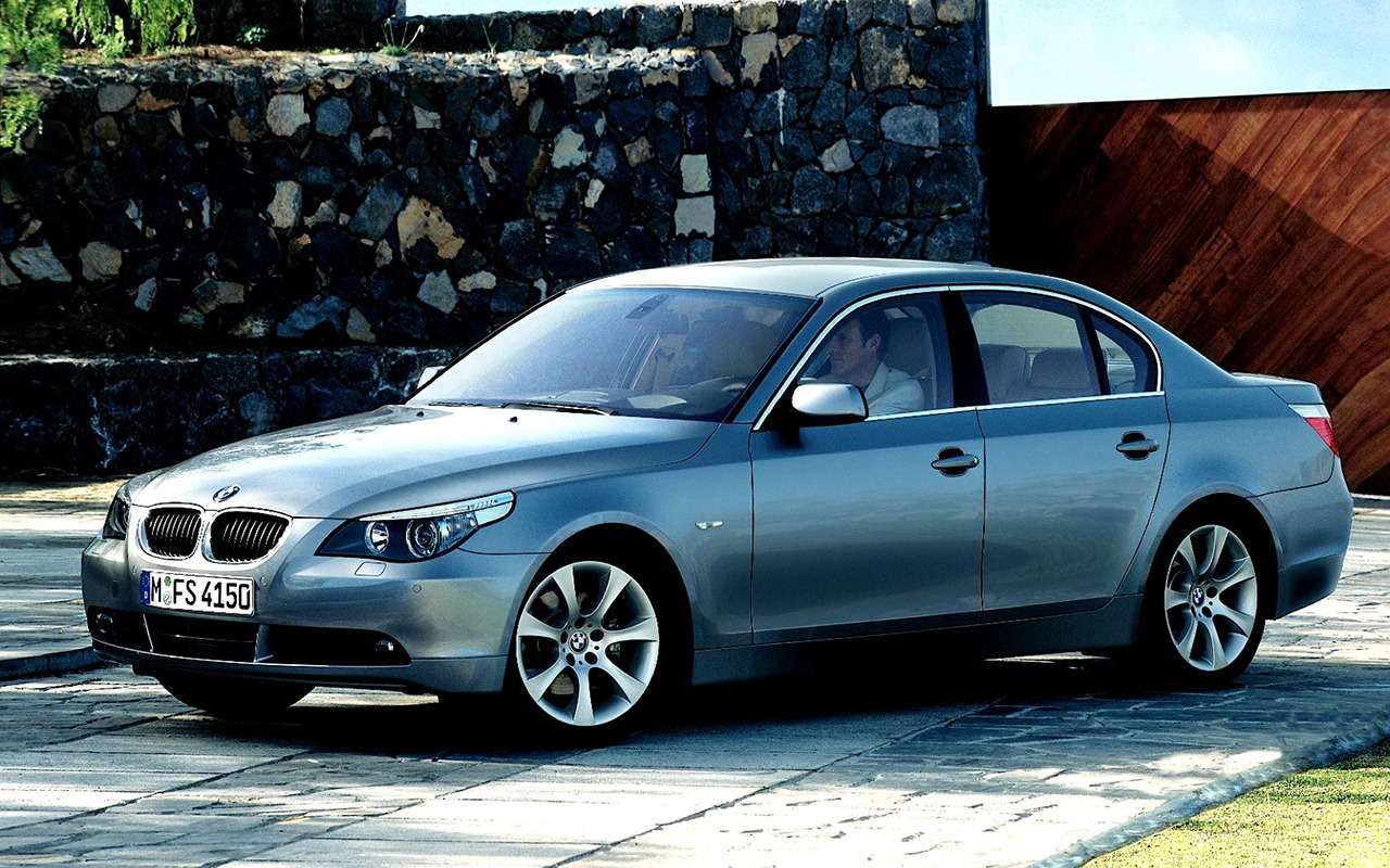 Широк выбор моделей BMW. Больше всего объявлений о продаже седанов 5-й серии. В декабре их было более тысячи. Второй по популярности идет «трешка», затем кроссовер X5. «Пятерок» шестого и седьмого поколений за миллион не купить. А вот рестайлинговую «пятерку» пятого поколения (кузов Е60/E61) - уже можно. Это будет автомобиль 2007-2010 годов выпуска. Самый популярный мотор – бензиновый, объемом 2,4 литра (218 л.с.). В паре с ним работает автомат. Средний пробег - за 150 000 км.