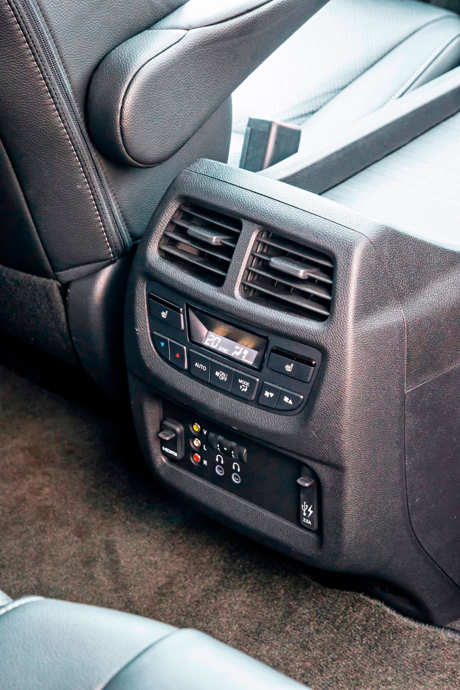 Honda Pilot. В отличие от Эксплорера, в торце туннеля есть не только два USB-порта и пульт управления микроклиматом, но и пара дефлекторов.